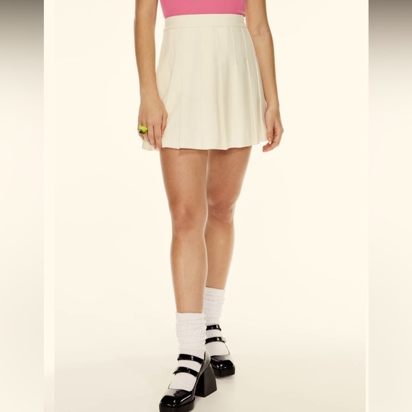 New Aritzia Olive Mini 15” Pleated Skirt - Picture 3 of 10